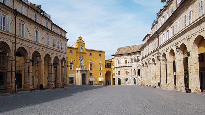 Fermo - Piazza del popolo vista dall'ingresso