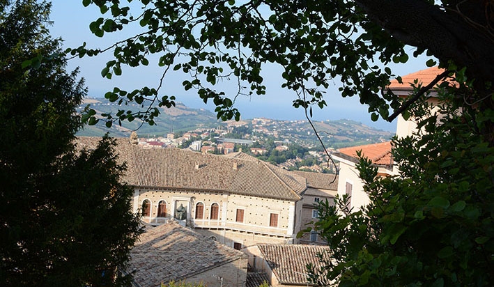 Fermo - Scorcio panoramico verso il mare dal Girfalco (Vista del palazzo dei Priori) 